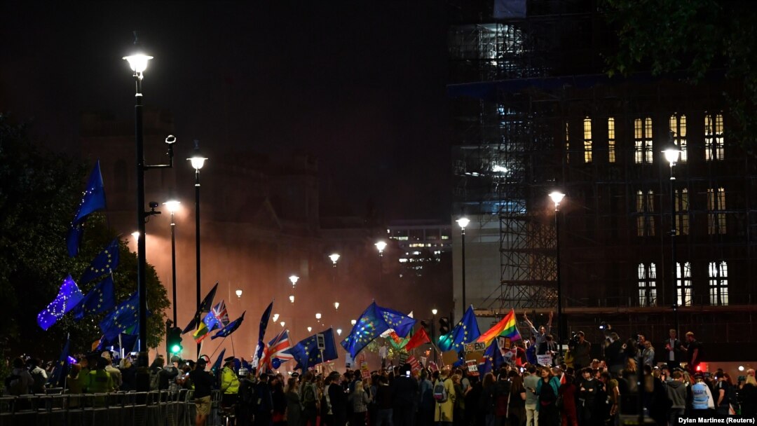 Demonstracije ispred Parlamenta Velike Britanije u noći kada su poslanici vratili kontrolu nad dnevnim redom
