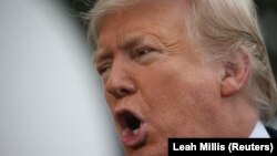 Președintele Donald Trump adresîndu-se presei înainte de plecarea spre New Orleans, la 14 ianuarie 2019