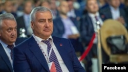 სომხეთის კონსტიტუცია პრემიერობის კანდიდატისთვის აუცილებელ წინაპირობად ექსკლუზიურად სომხეთის მოქალაქეობას აწესებს 4 წლის განმავლობაში