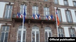 Франция - Государственный флаг Армении развевается перед мэрией Страсбурга в ходе шестимесячного председательствования Армении в Комитете министров СЕ
