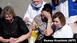 Една жена е однесена во брза помош на местото на пукањето во училиштето бр. 175 во Казан, Татарстан.