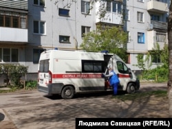 Машина бригады скорой медпомощи города Остров Псковской области