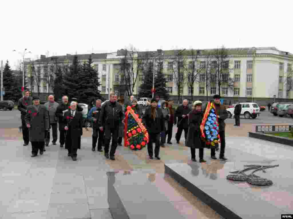 25 лістапада, серада - У Гомелі прадстаўнікі Аб’яднаных дэмакратычных сілаў ушанавалі памяць вызваліцеляў гораду ад фашыстоўскіх захопнікаў. Яны ўсклалі вянкі й чырвоныя гвазьдзікі на брацкай магіле салдатаў і падпольшчыкаў у цэнтры гораду. І як толькі гэта зрабілі, намесьнік начальніка гарадзкой камунальнай службы распарадзіўся, каб газавікі запалілі “вечны агонь”.Далей.