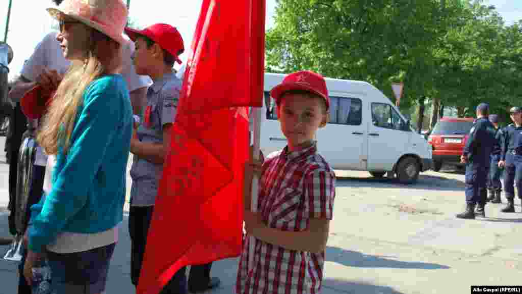 Moldova, Communists and socialists Labour Day march in Chisinău