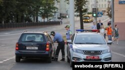 Праверка дакумэнтаў інспэктарамі ДАІ 