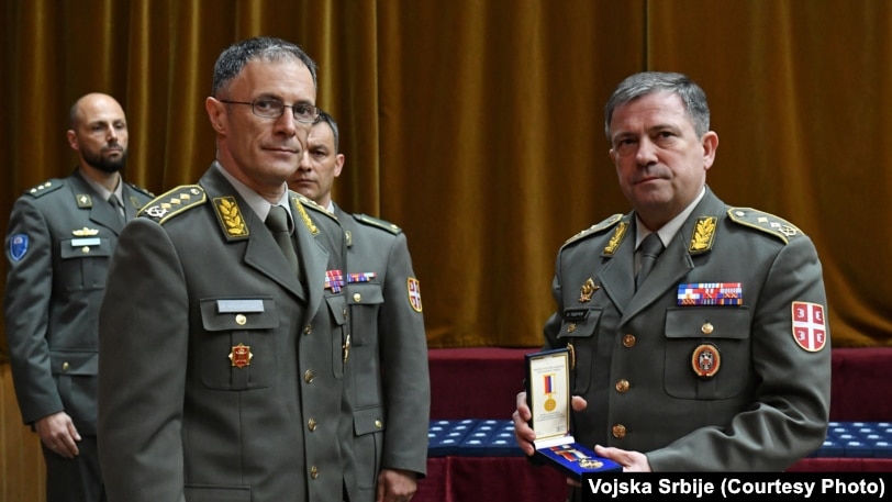 Illija Todorov është dekoruar me medalje ushtarake. Në fotografi është me shefin e Shtabit të Përgjithshëm të Ushtrisë së Serbisë, Millan Mojsilloviq, në Nish, më 26 mars 2019.