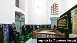 Түркі мемлекеттері ұйымына мүше елдер басшылары Қожа Ахмет Ясауи кесенесінде. Түркістан, 15 мамыр, 2026 жыл.