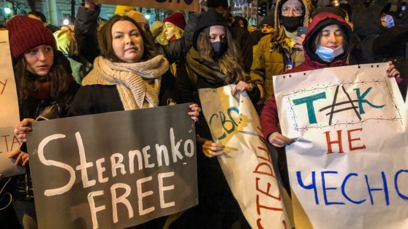 Киев: на акции в поддержку Стерненко у Офиса президента начались столкновения (трансляция)