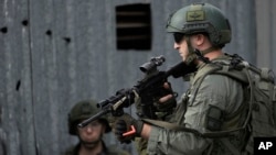 Pjesëtar të ushtrisë izraelite gjatë operacionit në Nablus të Bregut të pushtuar Perëndimor. 27 gusht 2025. 