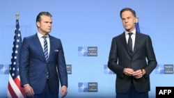 Ministar odbrane Sjedinjenih Država Pete Hegseth (lijevo) i Generalni sekretar NATO-a Mark Rutte, Brisel, 15. oktobra 2025.