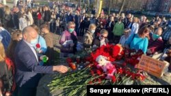 Петрозаводск - возложение цветов в память о погибших в Казани 