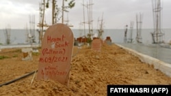 Groblje na jugu Tunisa na kojem su sahranjeni ljudi koji su pokušali preko Mediterana da se domognu boljeg života u Evropi, Zarzis, 1. jun 2021. godine