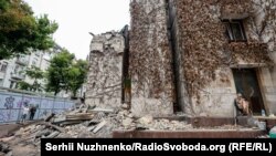 Напередодні у Києві розпочався демонтаж будівлі «Квіти України» по вулиці Січових стрільців, роботи зупинили місцеві жителі і активісти