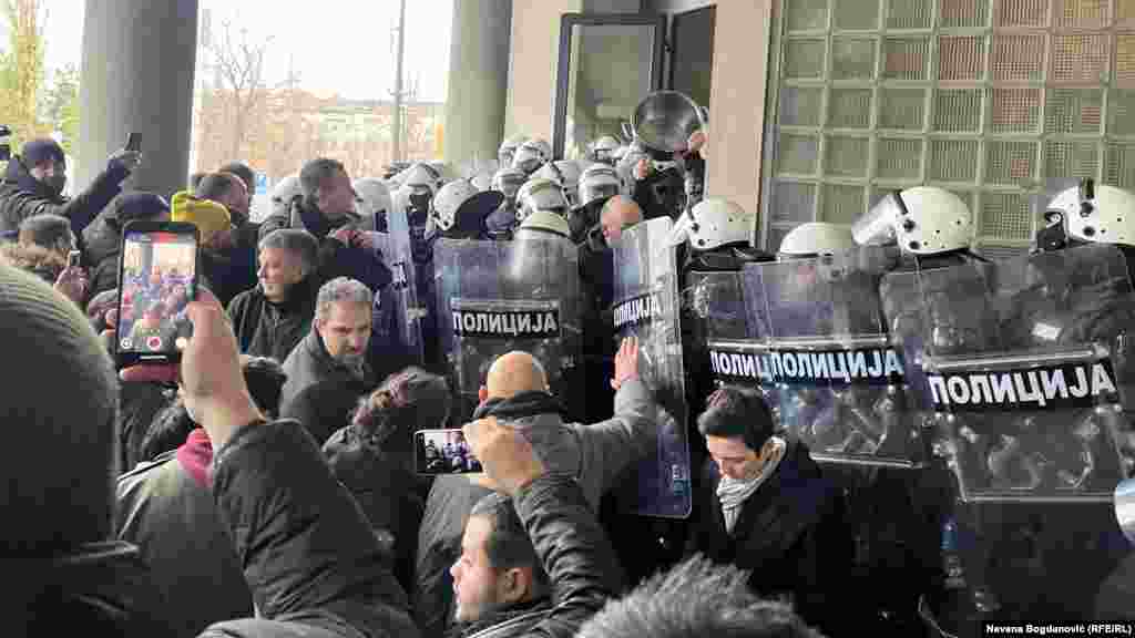 Kordon policije ispred ulaza u Skupštinu Novog Sada sprečavao je demonstrante da uđu, 3. decembar 2024. &nbsp;