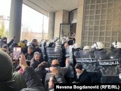 Kordon policije ispred ulaza u Skupštinu Novog Sada sprečavao je demonstrante da uđu, 3. decembar 2024.