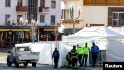 Hitne službe na mestu eksplozije i požara u švajcarskom alpskom skijalištu Kran-Montana, 1. januar 2025. 