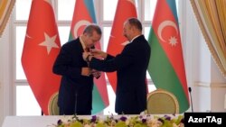 İlham Əliyev Recep Tayyip Erdoğan-a «Heydər Əliyev» ordeni təqdim edir