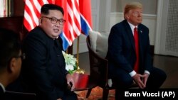 Presidenti i SHBA-së, Donald Trump dhe udhëheqësi i Korese së Veriut Kim Jong Un gjatë takimit ne Singapor më 20 qershor 2018. 