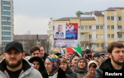 O manifestație electorală organizată în capitala cecenă Groznîi, Rusia, 10 martie 2024. Un slogan de lângă portretul lui Vladimir Putin de pe afiș spune: „Putin are întotdeauna dreptate! Votați pentru Putin!”