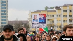 O manifestație electorală organizată în capitala cecenă Groznîi, Rusia, 10 martie 2024. Un slogan de lângă portretul lui Vladimir Putin de pe afiș spune: „Putin are întotdeauna dreptate! Votați pentru Putin!”