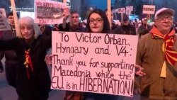 Протести со порака-паднаа маските