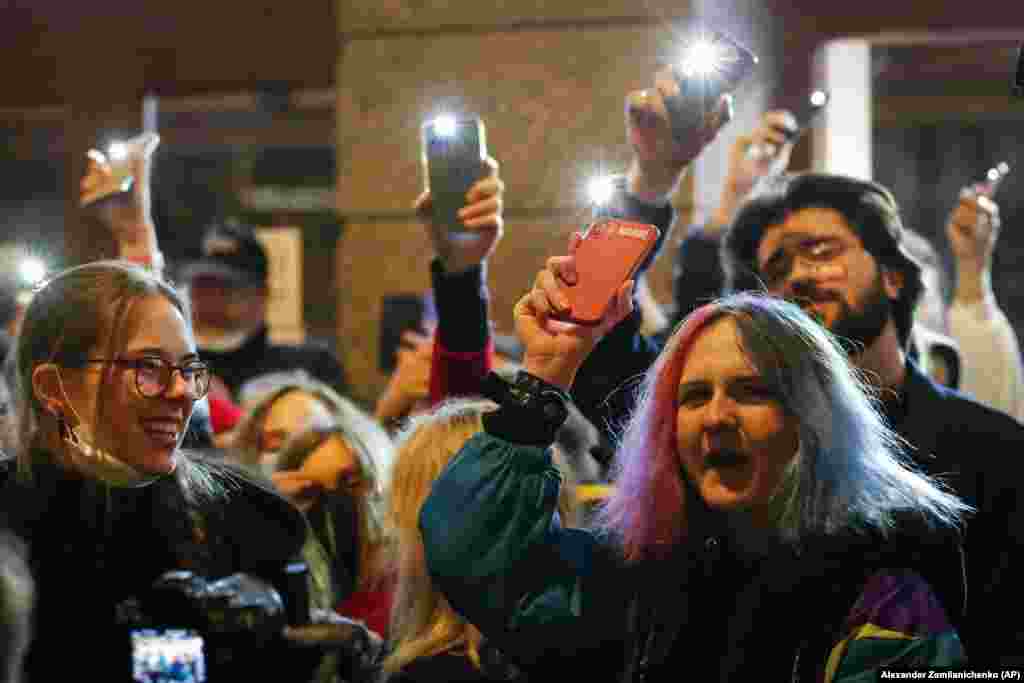 Коли стало смеркати, учасники акції запалили ліхтарики своїх мобільних телефонів і підняли їх вгору