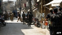 Pakistan -- Army soldiers and Frontier Constables take part in an operation following an attack by militants on a police station, in Bannu, 16Jul2012