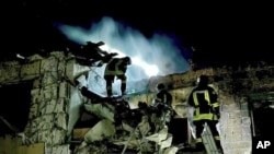 Pompierii lucrează la o clădire în flăcări din Odesa, după atacurile rusești din 23 aprilie.