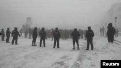 Полиция обгражда протестиращите в Якутск. Температурата е минус 52 градуса.