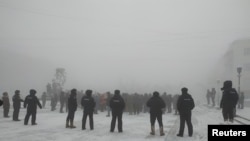 Službenici zakona čuvaju stražu tokom skupa podrške Navaljnom u Jakutsku 23. januara.