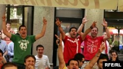 Сербия празднует победу своей сборной над Германией