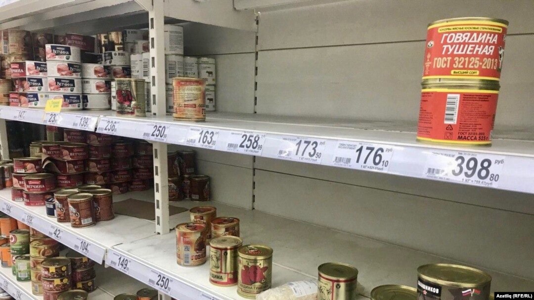 В магазинах наблюдается повышенный спрос на продукты с долгим сроком хранения: муку, крупу, консервы, а также туалетную бумагу