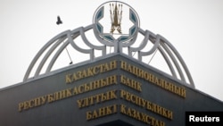 Угол здания Национального банка Казахстана в Алматы.