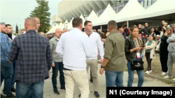 Kako se vidi na snimku koji je zabeležila ekipa N1, Milan Radoičić (u sredini) je bio pored Danila Vučića (sina Aleksandra Vučića, treći s desna) ispred Hale "Jezero", gde je održan miting SNS-a u Kragujevcu, 9. oktobra 2026.