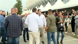 Milan Radoiçiq, me këmishë me ngjyrë të çelët, pranë Danillo Vuçiqit. 