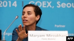 Maryam Mirzakhani, Cənubi Koreyada Fields Medals mükafatının təqdimatında sonra mətbuat konfransında. Seul 13 avqust 2014