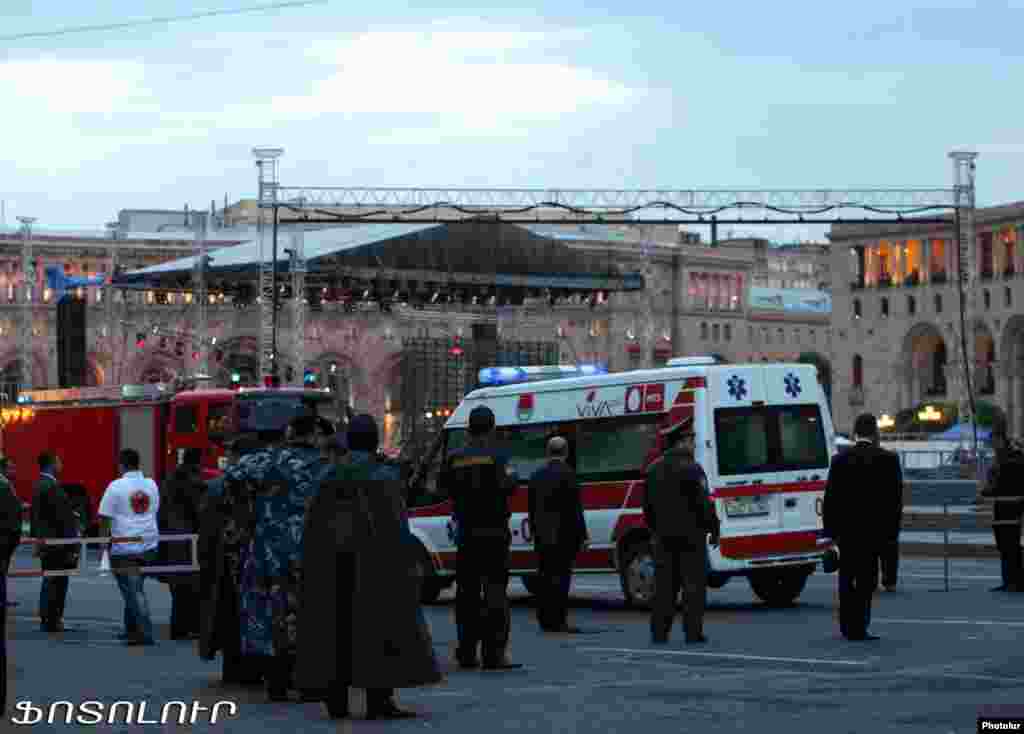 Armenia - Gas-baloons blow up during Republican party's pre-eleciton rally in Yerevan's Republic square, Yerevan, 04May2012