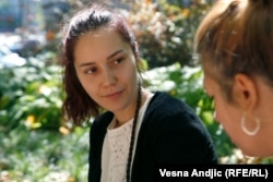 Marija Kostić (24) se tokom pandemije učlanila u vladajuću Srpsku naprednu stranku, ali ističe da posao u kol centru gde trenutno radi, nije dobila preko stranke.