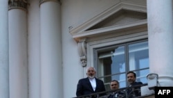 Ирандын тышкы иштер министри Мухаммед Жавад Зариф (солдо) ядролук сүйлөшүү болгон "Palais Coburg" мейманканасынын балконунда туруп журналисттер менен баарлашууда. Вена, 9-июль 2015