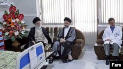 زمانی که وی در بیمارستانی در تهران بستری بود، آیت الله علی خامنه ای، رهبر جمهوری اسلامی ایران برای عیادت از وی به بیمارستان رفت تا با عبدالعزیز حکیم ملاقات کند.