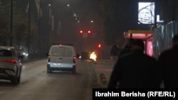 Pamje nga protesta e tensionuar.