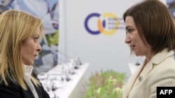 Giorgia Meloni cu președinta moldoveană Maia Sandu la summitul CPE de la Erevan, Armenia, pe 4 mai.