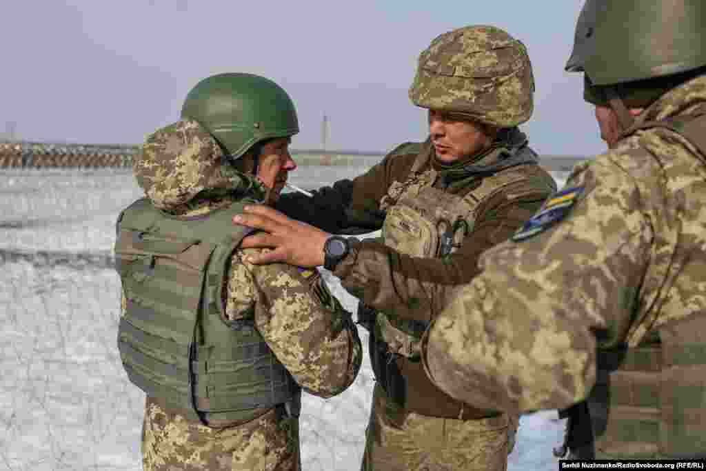 Українські військові під час будівництва інженерних загороджень на Куп’янському напрямку 