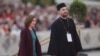 Maia Sandu sosind la ceremonia de la București, pe 26 octombrie 2025.