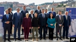 Lideri est-europeni la summitul de la Dubrovnik, „perla” croată a Adriaticii. Al cincilea din stânga, în plan secund: ministrul de Externe al R. Moldova, M. Popșoi.