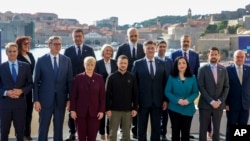 Përfaqësuesit e 12 vendeve të Evropës Juglindore dhe presidenti ukrainas, Volodymyr Zelensky, pozojnë gjatë samitit për Ukrainën në Dubrovnik, Kroaci, 9 tetor.