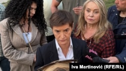 Predsednica parlamenta Ana Brnabić u razgovoru sa novinarima pored Pionirskog parka