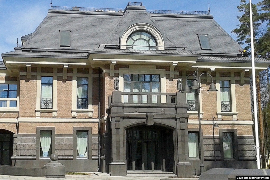 Hyrja në ndërtesën ekzekutive në rezidencën Novo-Ogaryovo