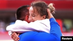 Distria Krasniqi duke festuar suksesin së bashku me trajnerin e saj Driton Kuka.