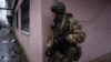 Militar ucrainean în timpul unei patrule în localitatea Vuhledar de pe linia frontului, la 25 februarie 